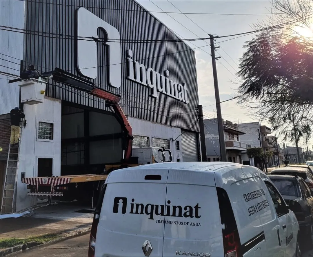 inquinat frente depósito