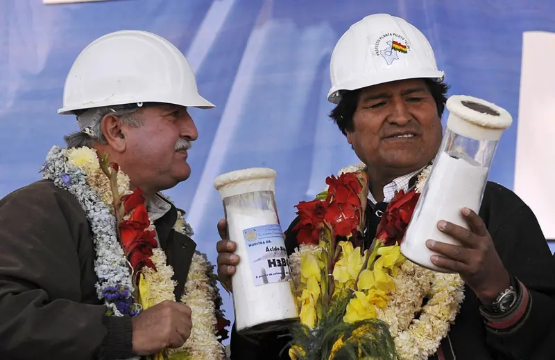 Evo Morales con muestras de litio