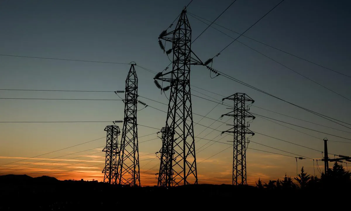 tendido-electrico-a-su-paso-por-ronda-malaga-en-el-atardecer-del-dia-del-gran-apagon-el-28-de-abril-de-2025