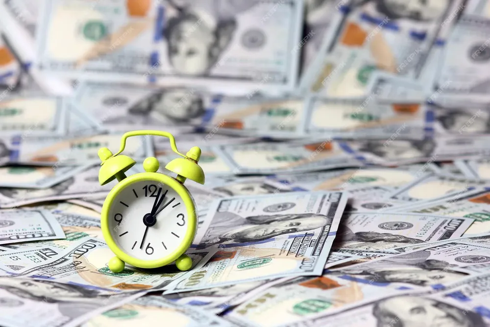 despertador y dólares