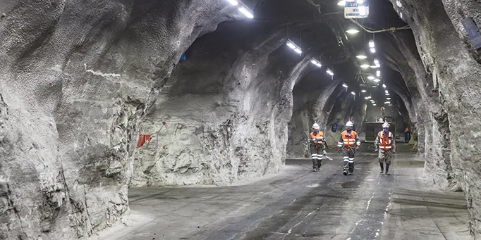 minería subterránea explosión de roca