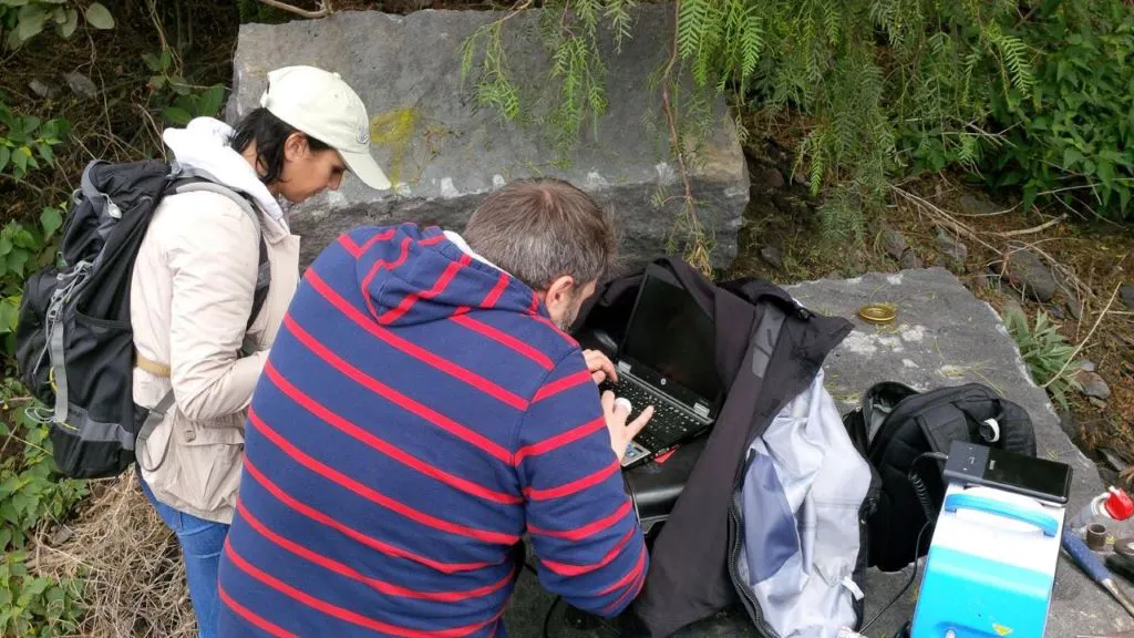 Pamela Such - Raman instrumento testeandolo en campo