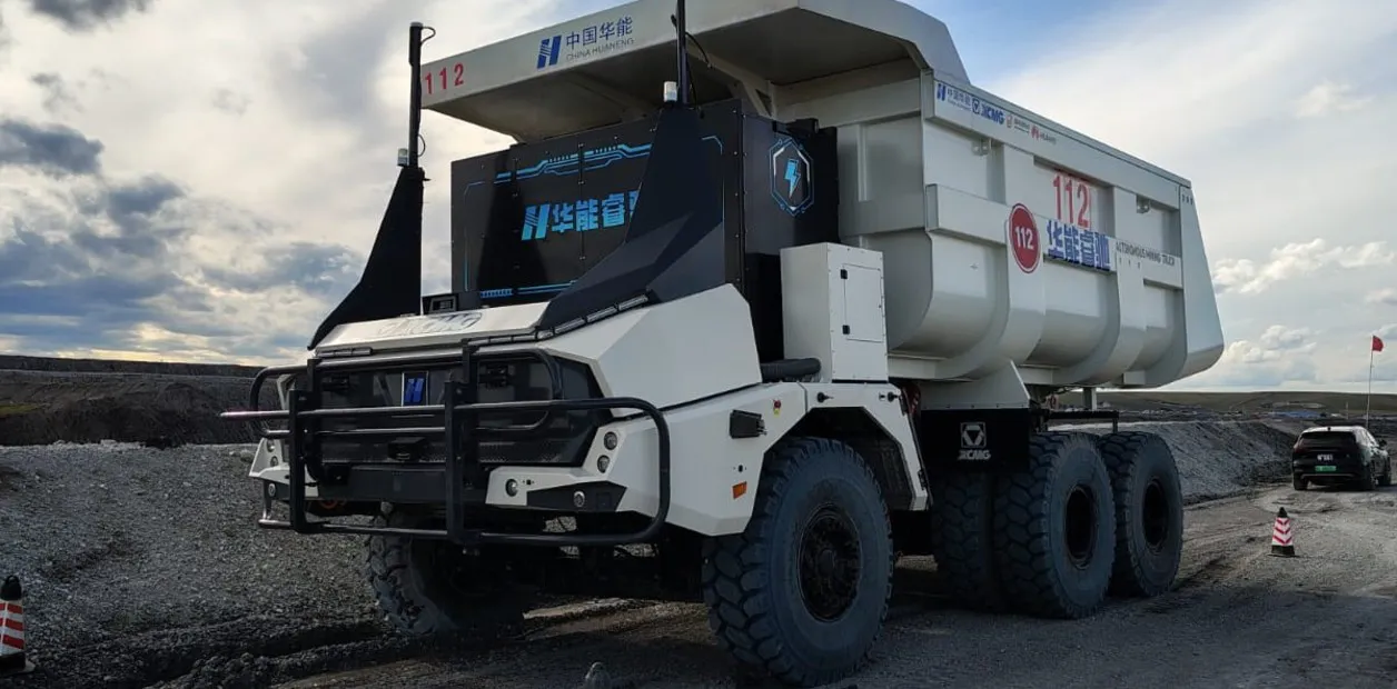Camión autónomo en la mina de carbón Yimin, Mongolia