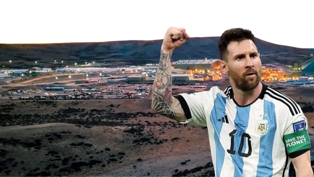 MESSI Y MINA DETRÁS