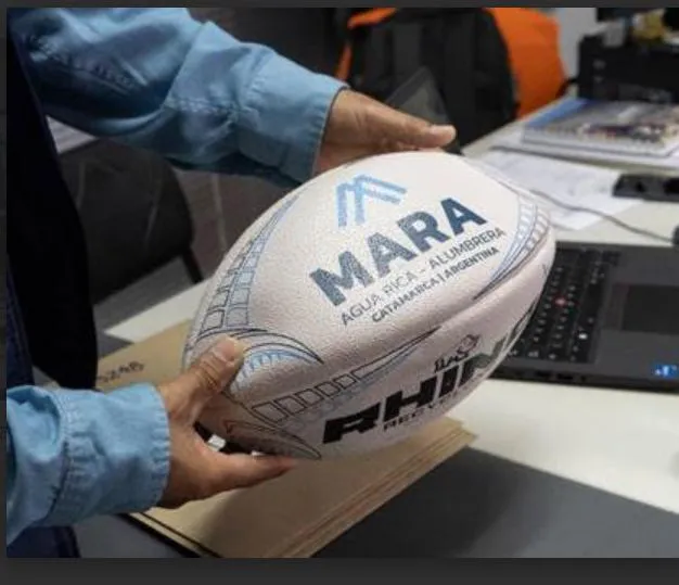 Alumbrera Pelota de rugby realizada con neumáticos reciclados