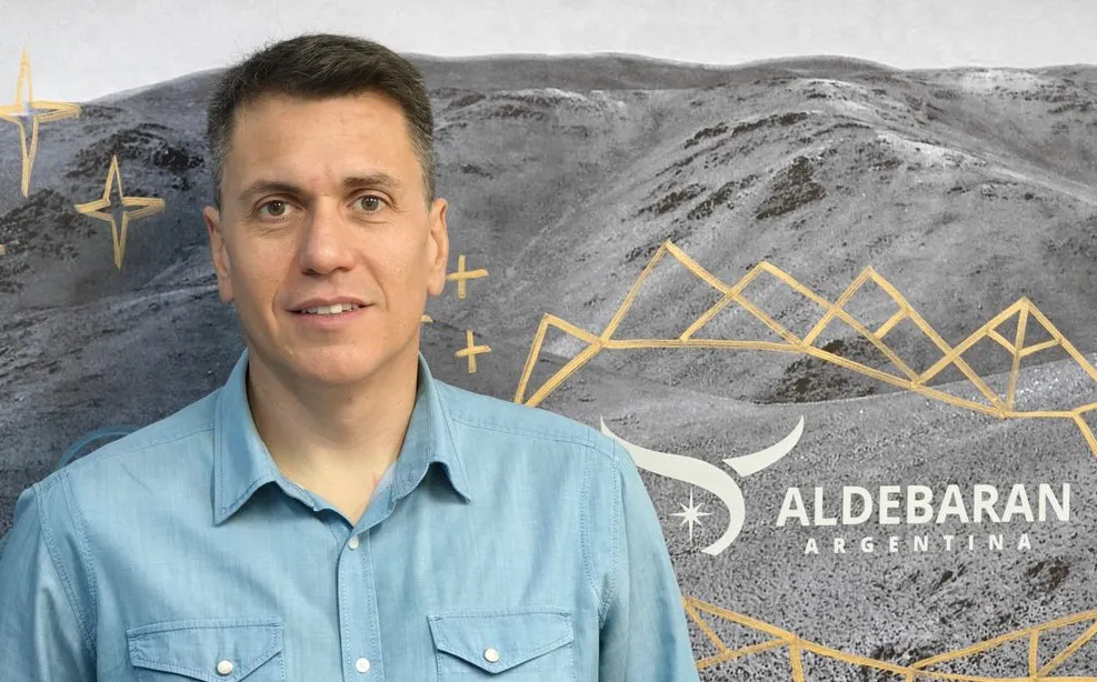 ROBETO ALDEBARAN CON FONDO