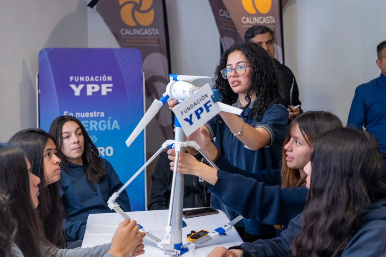 Estudiantes con Los Azules e YPF Luz