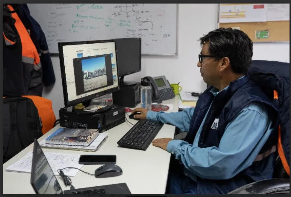 Alumbrera Víctor Ríos trabaja con el traslado de neumáticos