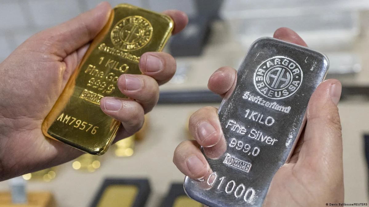oro y plata en mano